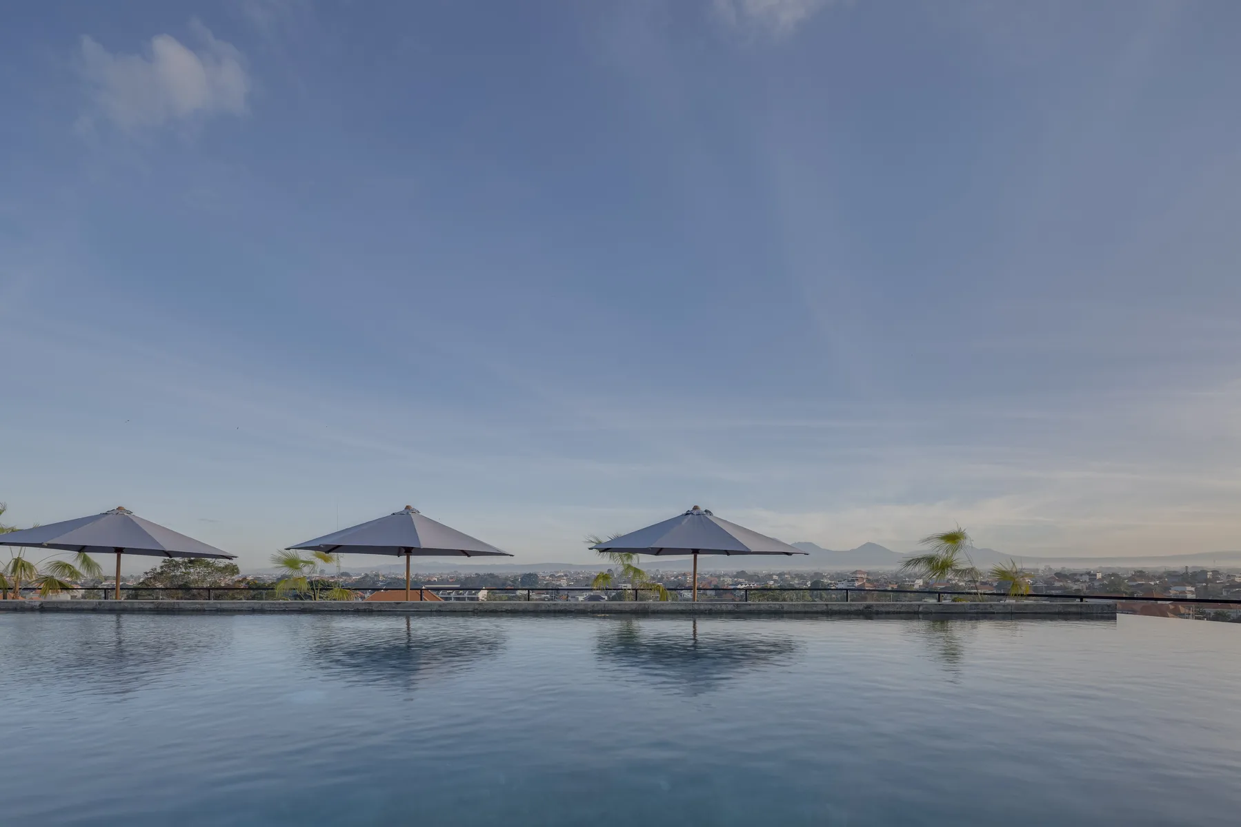 NEXA Apartments Canggu — руфтоп з басейном