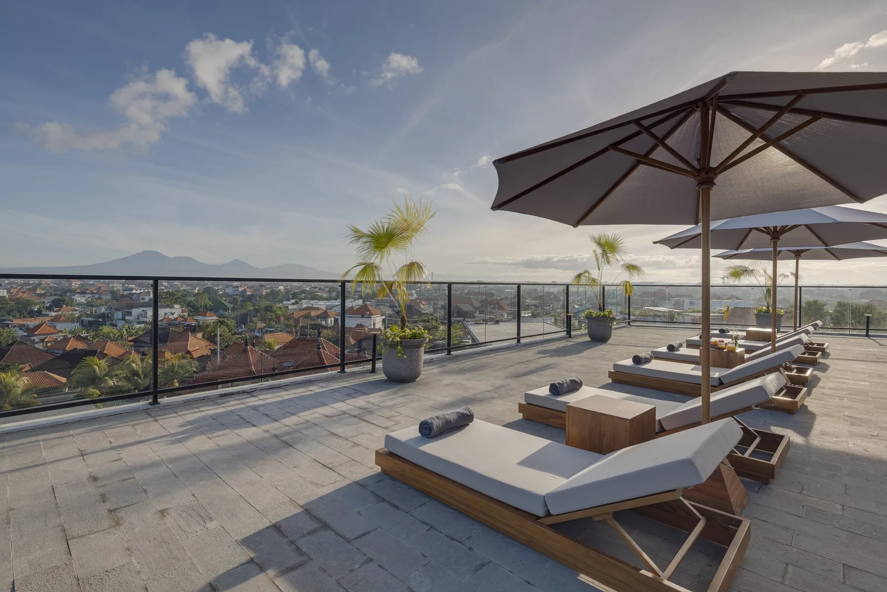 NEXA Apartments Canggu — руфтоп на заході сонця